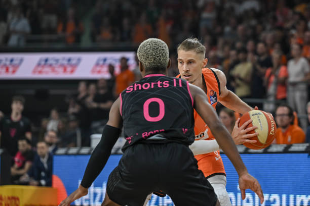 但曼联目前 但曼联目前